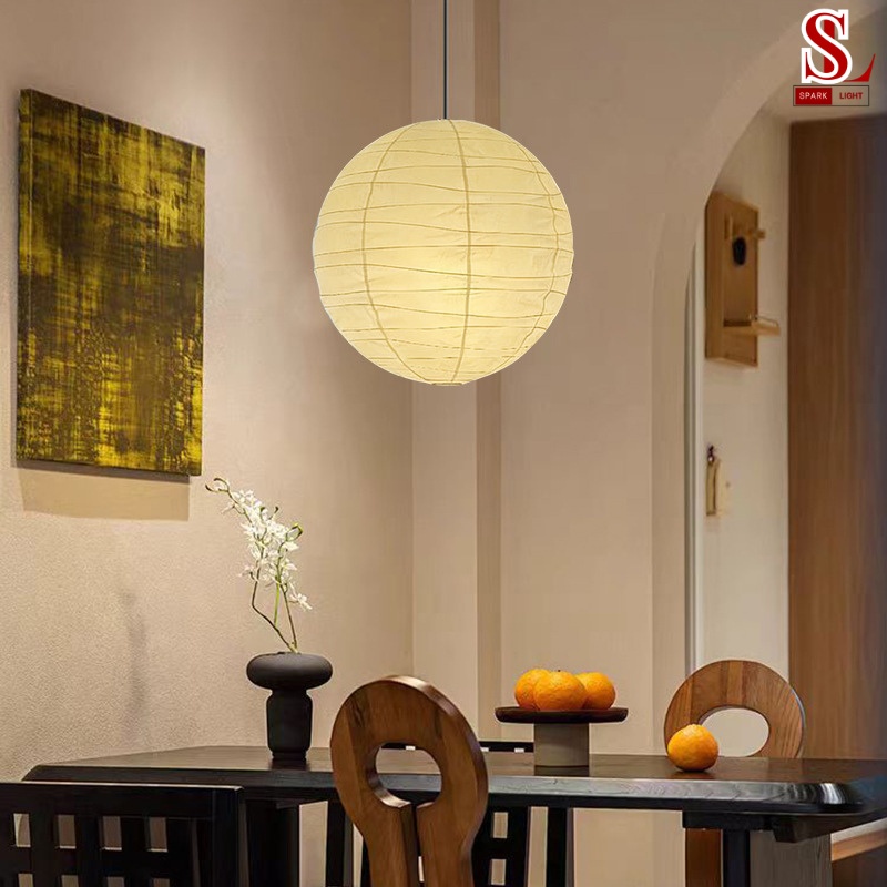 THÔNG SỐ KỸ THUẬT Kiểu dáng Hình cầu / Kiểu bất đối xứng Đường kính 30 cm / 40 cm / 50 cm / 60 cm Thiết kế theo yêu cầu (có thể đặt làm số lượng thả, chiều dài dây, kích thước đế phù hợp không gian lắp đặt) Chất liệu Khung kim loại + Chụp Acrylic Nguồn sáng Đui E27 (thay bóng dễ dàng) hoặc LED tùy phiên bản Điện áp AC 220V Màu ánh sáng Vàng 3000K / Trung tính 4000K / Trắng 6500K Công suất khuyến nghị 8W / 12W / 18W / 24W Chiều dài dây treo 100–150 cm (có thể điều chỉnh) Màu sắc Trắng kem + Đen Diện tích chiếu sáng 6–15 m² (tùy kích thước) Chỉ số hoàn màu (CRI) ≥90 Tuổi thọ LED Khoảng 50.000 giờ Cấp bảo vệ IP20 (dùng trong nhà) Phong cách Nhật Bản, Wabi Sabi, Tối giản Không gian phù hợp Phòng ngủ, phòng khách, phòng ăn, quán cà phê, nhà hàng, homestay, studio Lắp đặt Treo trần, dây điều chỉnh độ cao